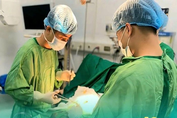 Các bác sĩ khẩn trương thực hiện ca mổ cấp cứu trong đêm để giành lại sự sống cho bệnh nhân.