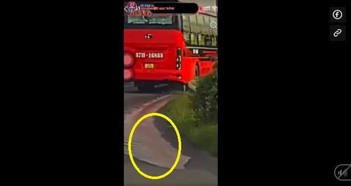 Tài xế làm rơi vãi chất thải trên cao tốc, gây mất an toàn giao thông.