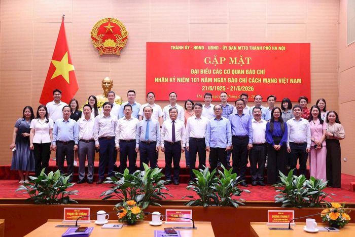 Lãnh đạo Thành ủy, HĐND, UBND, Ủy ban MTTQ Việt Nam TP. Hà Nội cùng các đại biểu chụp ảnh lưu niệm.