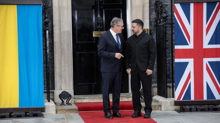Thủ tướng Anh Keir Starmer (trái) gặp Tổng thống Ukraine Volodymyr Zelensky tại Phố Downing, London ngày 7/6. Ảnh: SOPA Images