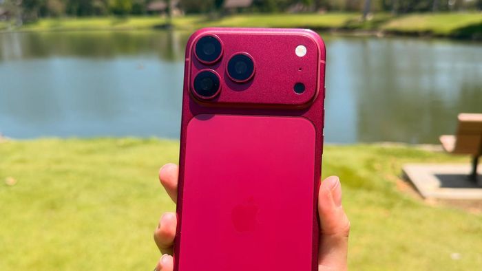 Hình ảnh rò rỉ của iPhone 18 Pro Max màu Dark Cherry, với lớp hoàn thiện đang gây chú ý nhất năm nay. Ảnh: Jon Rettinger