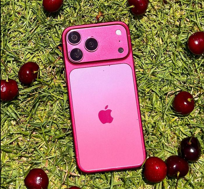 Màu Dark Cherry mới sẽ là màu chủ đạo của iPhone 18 Pro và iPhone 18 Pro Max. Ảnh: Jon Rettinger