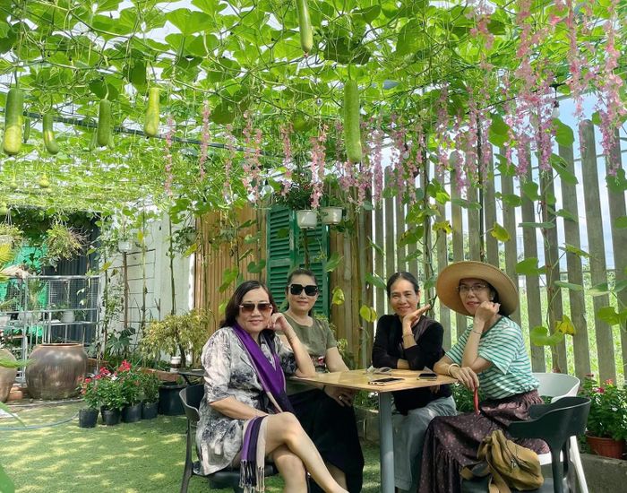 Ngoài nho, khu vườn còn được trồng thêm chanh dây ngọt, bầu và nhiều loại cây leo tạo cảnh quan để khách chụp ảnh
