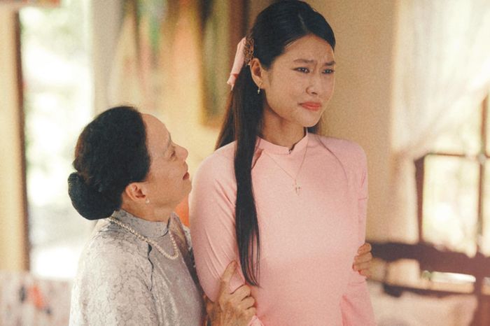 Hoa hậu Đoàn Thiên Ân nỗ lực diễn xuất với sự giúp đỡ của NSND Lê Khanh.