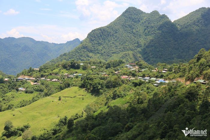 Khoảng cách từ cụm dân cư xa nhất đến trung tâm hành chính công xã Na Loi lên tới 43km. Trong ảnh: Một góc bản Huồi Viêng xã Na Loi. Ảnh: Thanh Hải
