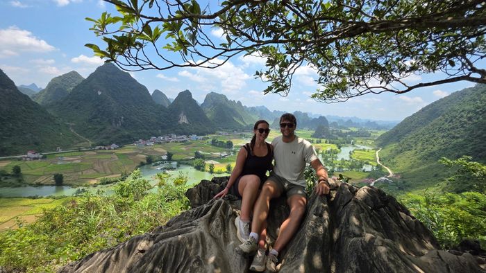 Cặp đôi leo núi để chiêm ngưỡng thung lũng Ngọc Côn, Cao Bằng từ trên cao. Ảnh: Instagram Moseyandjess