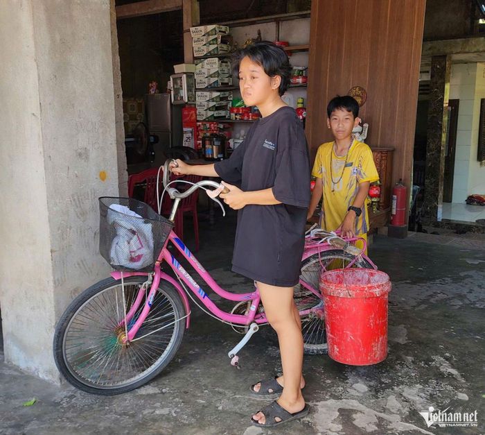 Dù thiếu thốn đủ bề, các cháu vẫn cố gắng học tập và phụ bà Vân công việc trong nhà