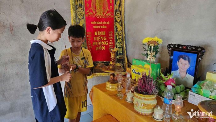 Mẹ bỏ đi biệt tích, nay Ngọc và Tuấn mất đi tình thương của bố 