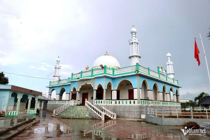Thánh đường Al - Mukarramah, nơi đồng bào Chăm xã Khánh Bình vẫn đến hằng ngày để đọc kinh cầu nguyện, tạo ra không khí linh thiêng.