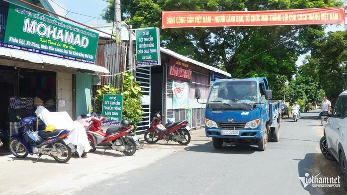 Đường mới kéo sâu vào từng cụm dân cư, thuận tiện cho việc đi lại, giao thương.