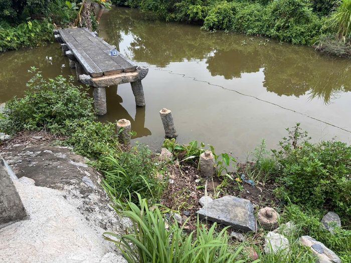 Hai nhịp cầu bao gồm 4 phiến đá xanh có niên đại hơn 100 năm đã bị lấy cắp.