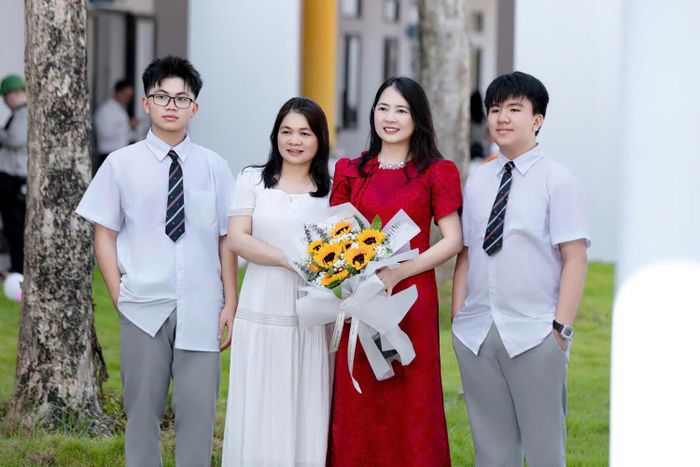 Em Trần Đăng Khoa (ngoài cùng bên trái) chụp ảnh kỷ yếu với cô giáo Lệ Trang, mẹ và bạn cùng lớp. Khoa là thủ khoa chuyên Toán, đồng thời xếp thứ ba khối chuyên Tiếng Anh trong kỳ thi vào lớp 10 Trường THPT Chuyên Hà Tĩnh năm 2026. Ảnh: NVCC