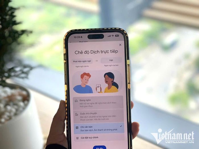 Chế độ Dịch trực tiếp trên ứng dụng Google Dịch cho iPhone. Ảnh: Du Lam