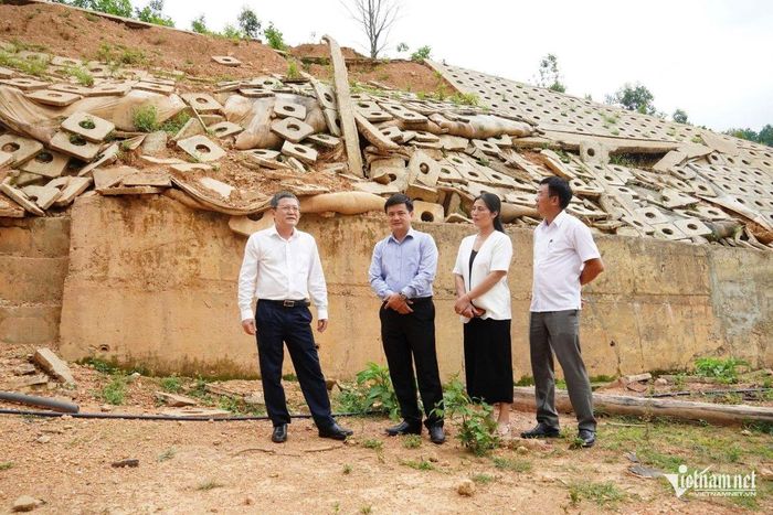 Bà Hồ Thị Minh, Phó Giám đốc Sở Dân tộc và Tôn giáo tỉnh Quảng Trị đi kiểm tra công trình sử dụng nguồn vốn chương trình MTQG 1719 trên địa bàn. Ảnh: Phạm Tiến