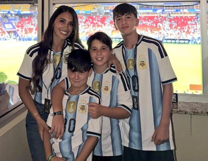 Vợ và 3 con trai cổ vũ cho số 10 và tuyển Argentina. Ảnh: X The Touchline
