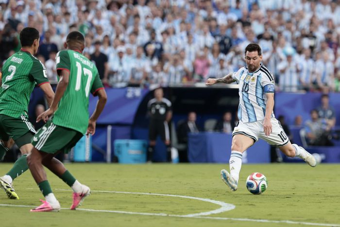 Messi vẫn tận hưởng niềm vui chơi bóng cùng bạn bè. Ảnh: AFA