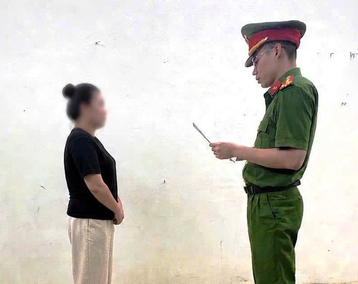 Cơ quan CSĐT thi hành lệnh khởi tố vụ án, khởi tố bị can. Ảnh: CACC