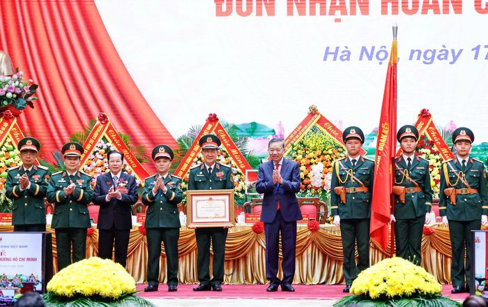 Tổng Bí thư, Chủ tịch nước Tô Lâm trao tặng Huân chương Hồ Chí Minh cho Hội Cựu Chiến binh Việt Nam vì có công lao to lớn, có thành tích đặc biệt xuất sắc trong sự nghiệp cách mạng của Đảng, của dân tộc. Ảnh: PV