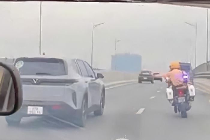 CSGT sử dụng mô tô chuyên dụng để mở đường cho ô tô chở thai phụ. Ảnh: CACC