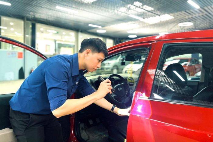 Người mua có thể quan sát tình trạng sơ bộ của xe cũ thông qua các chi tiết như sơn xe, keo chỉ... Ảnh: Ô tô Việt Hàn