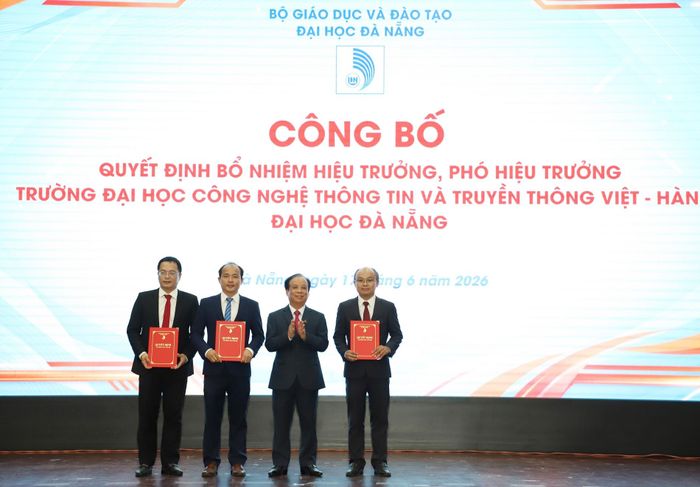 PGS.TS Nguyễn Ngọc Vũ trao quyết định bổ nhiệm Hiệu trưởng, các Phó Hiệu trưởng Trường ĐH Công nghệ thông tin và Truyền thông Việt - Hàn. Ảnh: ĐH Đà Nẵng