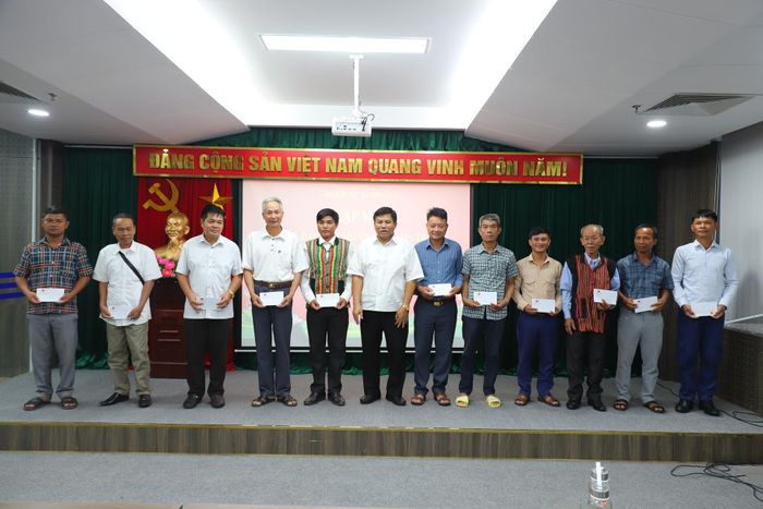 Thứ trưởng Bộ Dân tộc và Tôn giáo Y Thông tặng quà các đại biểu 