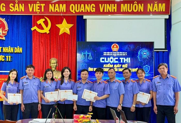 Đồng chí Nguyễn Văn Thanh - Viện trưởng VKSND khu vực 11 và tập thể lãnh đạo trao giải cho các đồng chí đoạt giải.