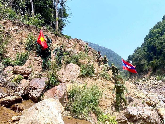 Đồn Biên phòng Mỹ Lý, Ban Chỉ huy Bộ đội Biên phòng tỉnh Nghệ An phối hợp với Đại đội Biên phòng 217, Bộ Chỉ huy Quân sự tỉnh Hủa Phăn (Lào) tuần tra song phương.Ảnh: A.B