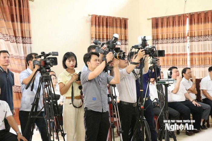 Phóng viên báo chí tác nghiệp tại Nghệ An. Ảnh: Hoàng Lam