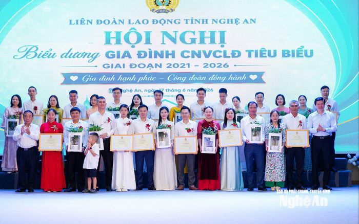 Các đồng chí lãnh đạo tỉnh trao Bằng khen của Liên đoàn Lao động tỉnh cho các gia đình. Ảnh: TL