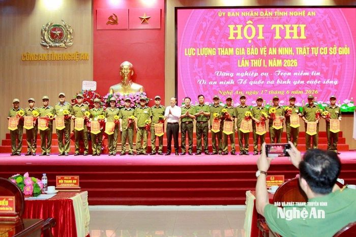Các đồng chí đại biểu trao cờ lưu niệm cho các đội thi. Ảnh: Văn Hậu.