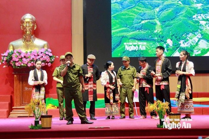 Một trong những đội tham gia phần thi chào hỏi. Ảnh: Phan Tuyết.