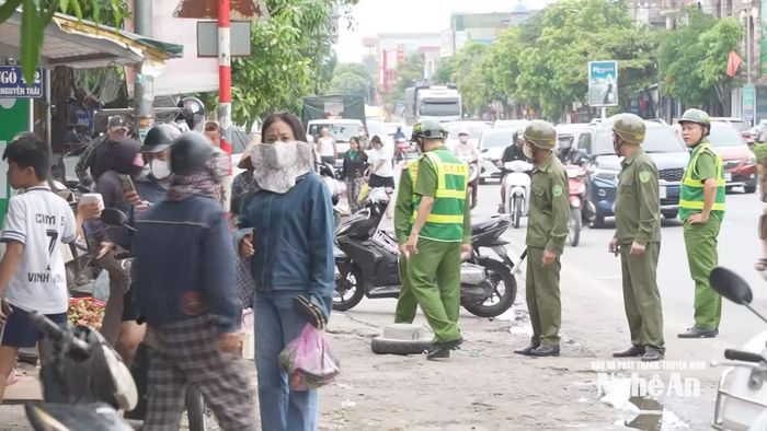Việc xử lý chợ cóc, chợ tạm, giải tỏa lấn chiếm lòng lề đường làm nơi kinh doanh buôn bán đang đặt ra nhiều áp lực cho chính quyền cơ sở sau phân cấp. Ảnh: PV