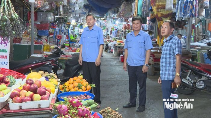 Ban quản lý chợ Ga Vinh trao đổi với phóng viên về những khó khăn bất cập chưa được xử lý. Ảnh: PV