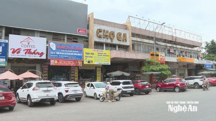 Chợ Ga Vinh tồn tại trên 30 năm đã xuống cấp nhưng chưa có nguồn kinh phí sửa chữa. Ảnh: PV