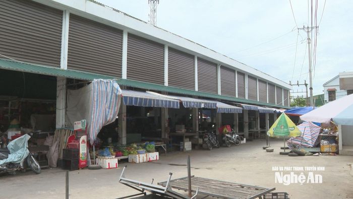 Các chợ dân sinh được xã mới tiếp nhận nguyên trạng sau sáp nhập. Ảnh: PV
