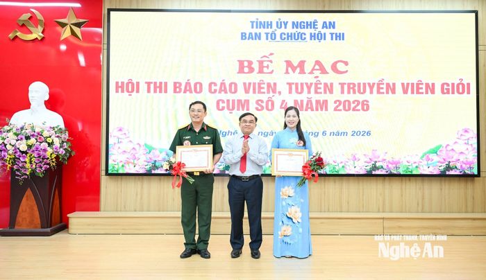 Đồng chí Ngọc Kim Nam - Ủy viên Ban Thường vụ, Trưởng Ban Tuyên giáo và Dân vận Tỉnh ủy tặng Giấy khen cho tuyên truyền viên đạt giải Nhì. Ảnh: Thành Cường