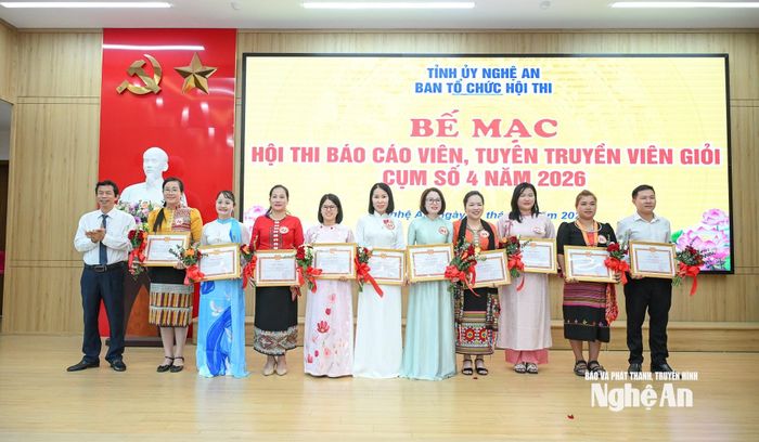 Ban tổ chức trao Giấy khen cho tuyên truyền viên đạt thành tích cao. Ảnh: Thành Cường