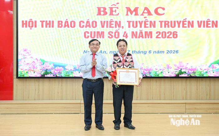 Đồng chí Ngọc Kim Nam - Ủy viên Ban Thường vụ, Trưởng Ban Tuyên giáo và Dân vận Tỉnh ủy tặng Giấy khen cho tuyên truyền viên đạt giải Nhất. Ảnh: Thành Cường