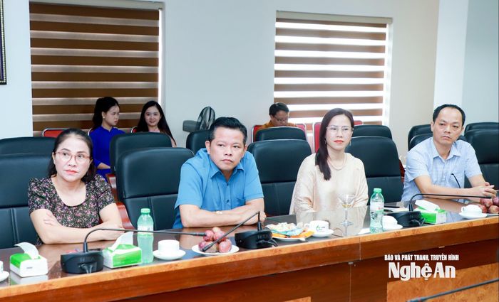 Các đồng chí lãnh đạo các phòng chuyên môn Báo và phát thanh, truyền hình Nghệ An. Ảnh: Thành Duy