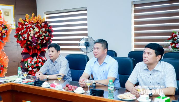 Các đồng chí trong Ban Giám đốc Báo và phát thanh, truyền hình Nghệ An. Ảnh: Thành Duy