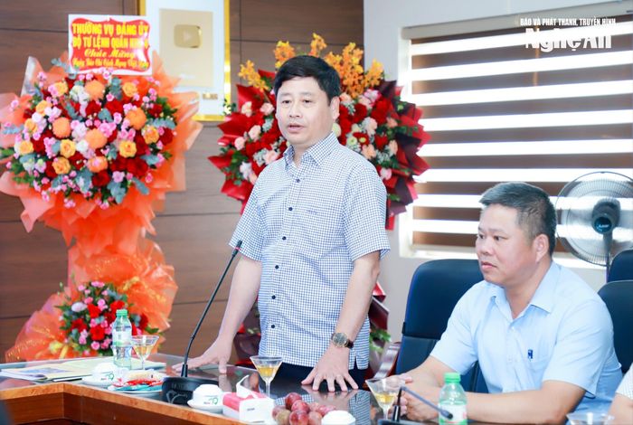 Đồng chí Trần Minh Ngọc - Ủy viên Ban Chấp hành Đảng bộ tỉnh, Giám đốc Báo và phát thanh, truyền hình Nghệ An phát biểu cảm ơn Thường trực HĐND tỉnh, lãnh đạo Đoàn đại biểu Quốc hội tỉnh và các đồng chí trong đoàn công tác. Ảnh: Thành Duy