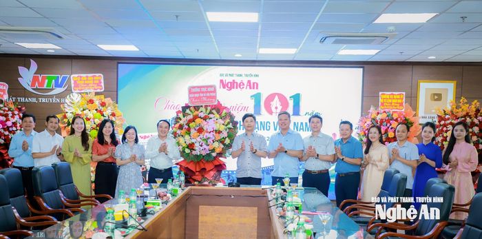Thường trực HĐND tỉnh và lãnh đạo Đoàn đại biểu Quốc hội tỉnh Nghệ An tặng hoa chúc mừng Báo và phát thanh, truyền hình Nghệ An. Ảnh: Thành Duy