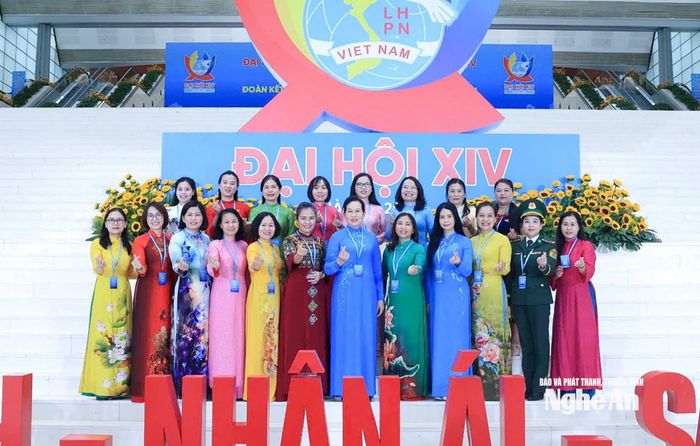 Đoàn đại biểu tỉnh Nghệ An chụp ảnh lưu niệm với lãnh đạo Trung ương Hội Phụ nữ Việt Nam. Ảnh: PV