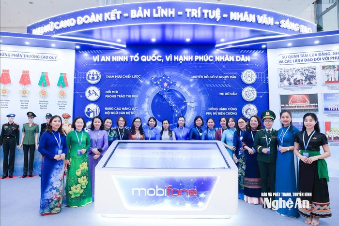 Đoàn đại biểu tỉnh Nghệ An tham quan gian trưng bày tại Đại hội. Ảnh: PV