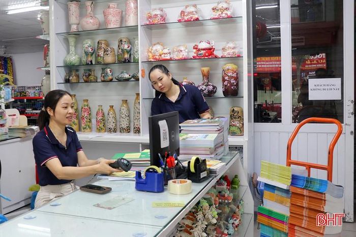 Nhân viên Cửa hàng số 58 - đường Phan Đình Phùng chuẩn bị sách để đóng gói, trung chuyển về cho các đại lý ở xã, phường.