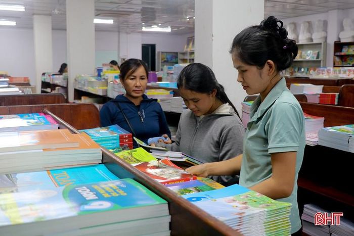 Phụ huynh, học sinh lựa chọn sách tại Cửa hàng số 58, đường Phan Đình Phùng, phường Thành Sen.
