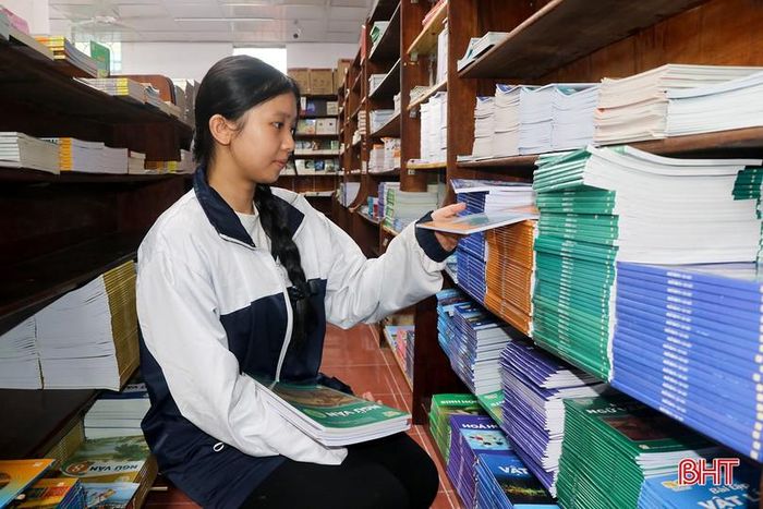 Em Lê Thị Khánh Hà – học sinh lớp 11 Địa, Trường THPT Chuyên Hà Tĩnh chuẩn bị sách cho năm học mới.