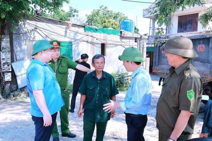 Lãnh đạo phường kiểm tra tình hình GPMB và động viên bà con thuộc diện di dời ở tại tổ dân phố Tiến Giang.