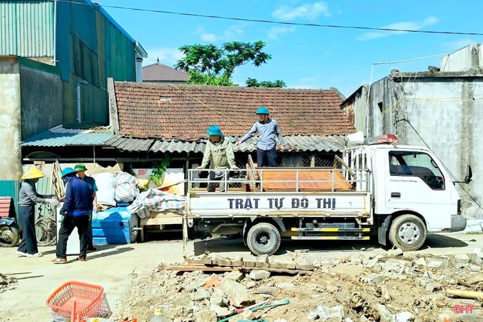 Chính quyền hỗ trợ tối đa bà con trong quá trình tháo dỡ nhà cửa, vận chuyển tài sản đến nơi ở mới.